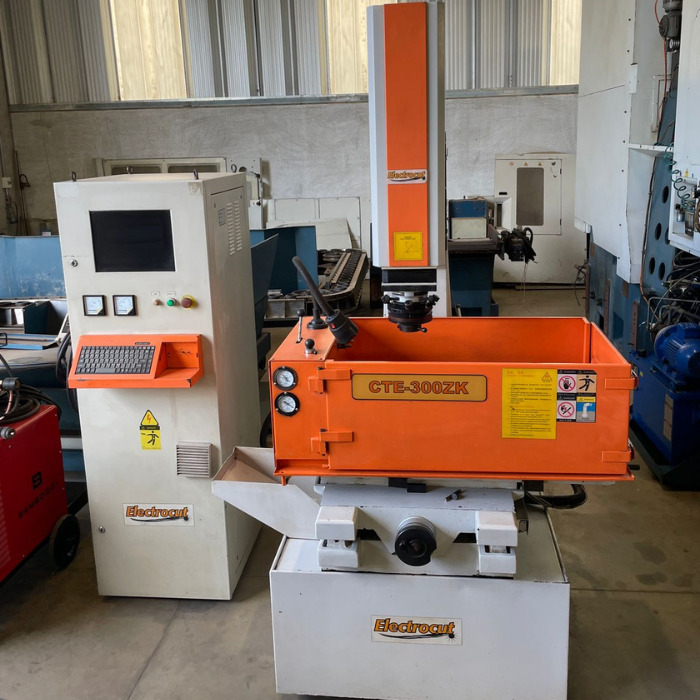 ELETROEROSÃO PENETRAÇÃO - CAP 50 A - MOD. CTE300ZK - CURSOS X-300MM Y-200MM Z-300MM